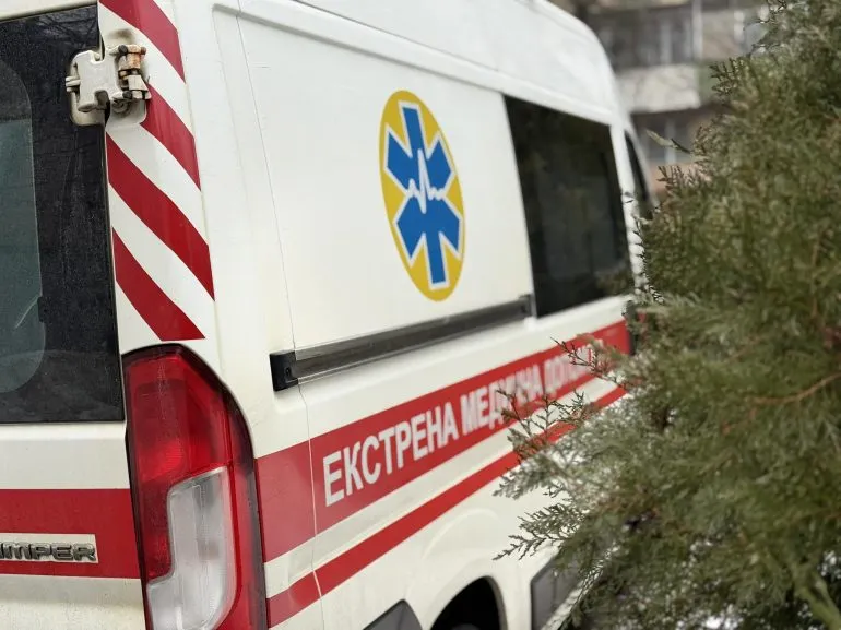 У Рівному виявили чоловіка без ознак життя на зупинці