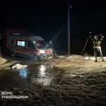 Спасатели вытащили карету скорой помощи из грязи на Ровенщине