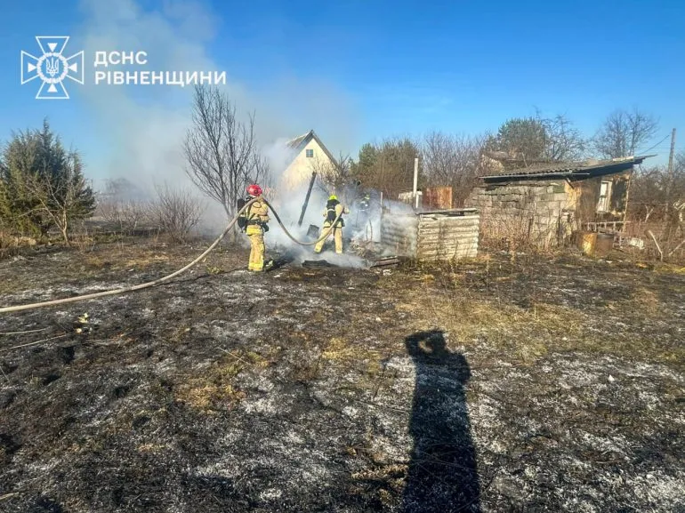 На Рівненщині через спалювання сухої трави згоріли дві будівлі
