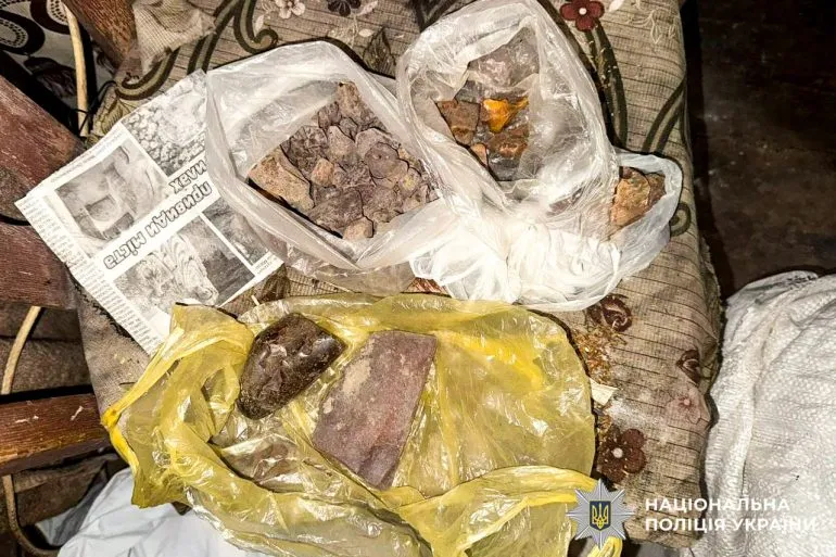 На Рівненщині затримали чоловіка за незаконне зберігання бурштину