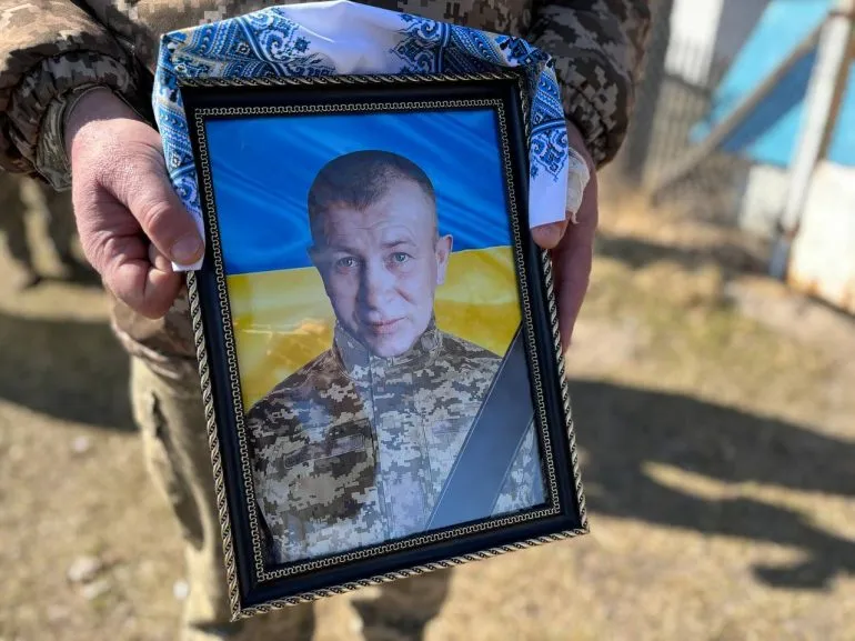 На Рівненщині проводжали в останню путь воїна Анатолія Смика