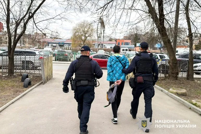 В Ровно мужчина ограбил женщину на рынке