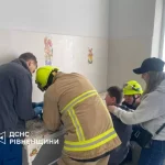 Рятувальники Рівненщини звільнили підлітка від металевої пастки