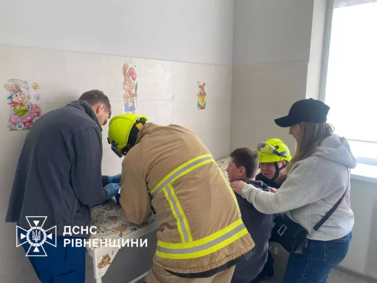 Рятувальники Рівненщини звільнили підлітка від металевої пастки