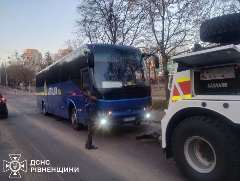 У Рівному зламався міжнародний автобус на перехресті