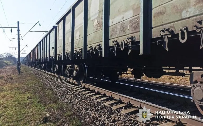 У Рівненському районі під потягом загинув чоловік: особу встановлюють