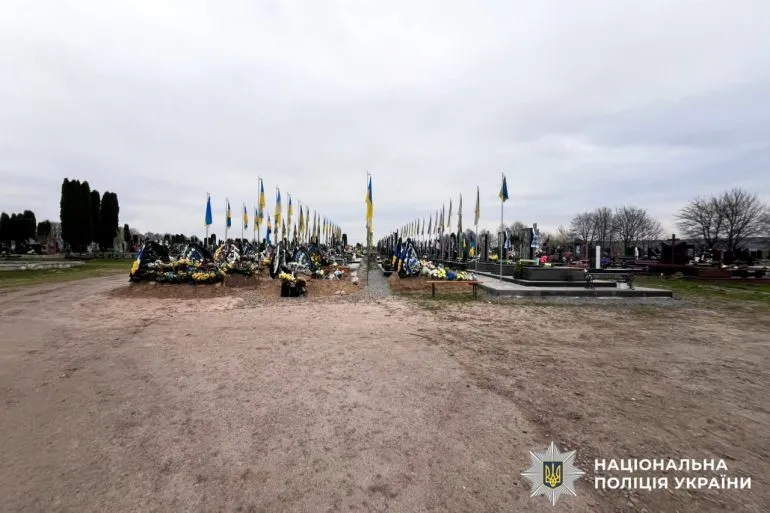 На Рівненщині затримали чоловіка, що осквернив могили воїнів