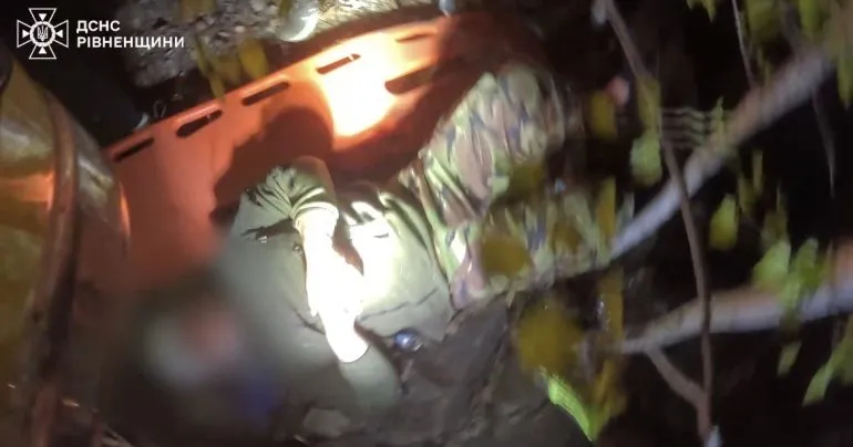 Чоловік провалився у кар’єр на Рівненщині: рятувальна операція