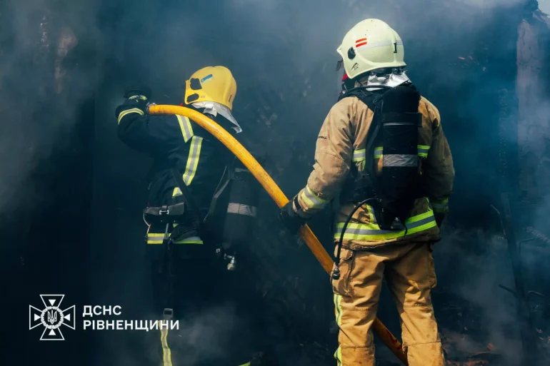 Fire in the village of Pustomyty in Rivne region: house and outbuildings burned down