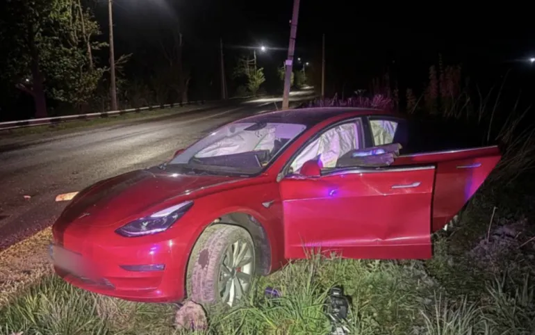 Accident in Rivne: Tesla driver crashed into a guardrail