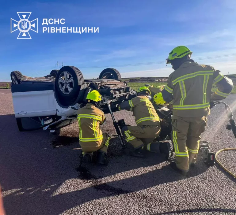 ДТП поблизу Рівного: перекидання автомобіля Ford Kuga