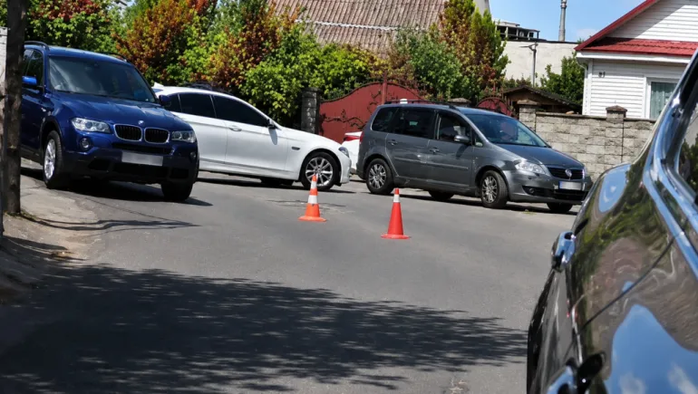 У Рівному водій автомобіля наїхав на військовослужбовця під час втечі