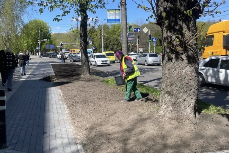 Ремонт тротуарів на вулицях Чорновола та Міцкевича у Рівному