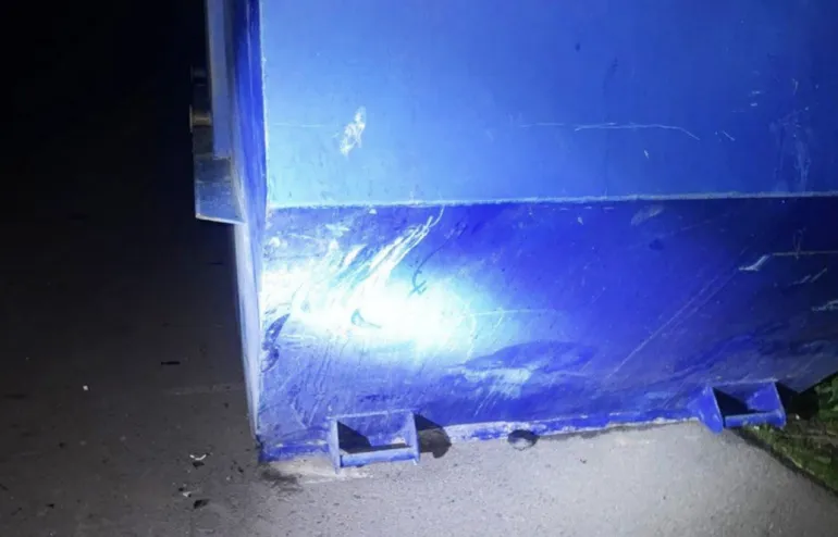 Поблизу Рівного підліток на мопеді врізався у сміттєвий бак, постраждав важко