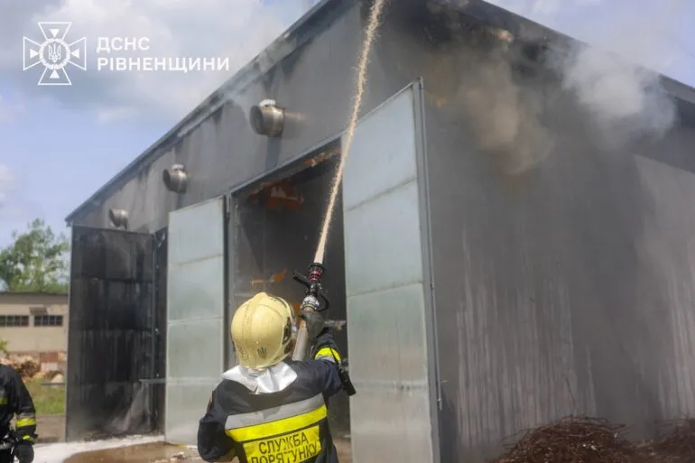 На Рівненщині трапилась пожежа на території деревообробного підприємства
