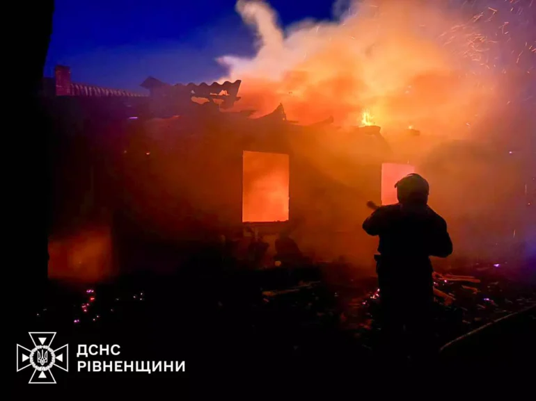 Масштабна пожежа на Рівненщині забрала життя чоловіка