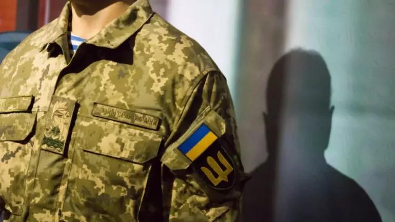 У місті на Рівненщині військовослужбовець врятував жінку, якій стало зле посеред вулиці