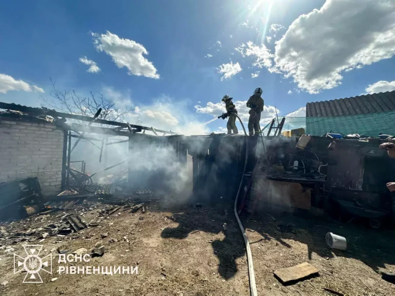 У селі на Рівненщині ліквідували масштабну пожежу: пошкоджено три будівлі
