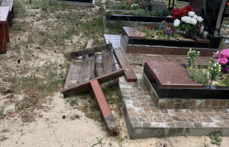 У селі на Рівненщині невідомі розгромили кладовище