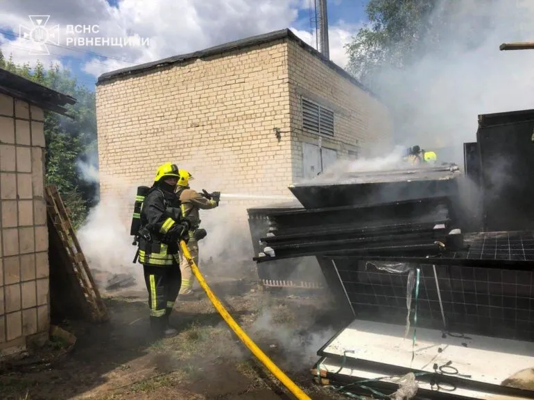 В пожежі у Рівному знищено 300 одиниць сонячних панелей