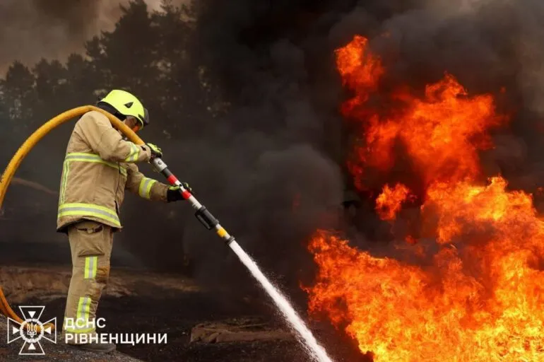 Рятувальники показали кадри ворожого удару по Рівненщині