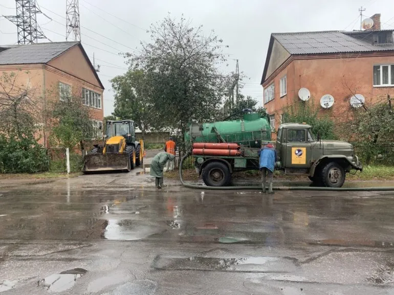 Дві вулиці Рівного у вівторок без води