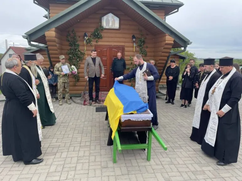 На щиті до рідного дому повернувся Захисник з Рівненщини Костянтин Швець