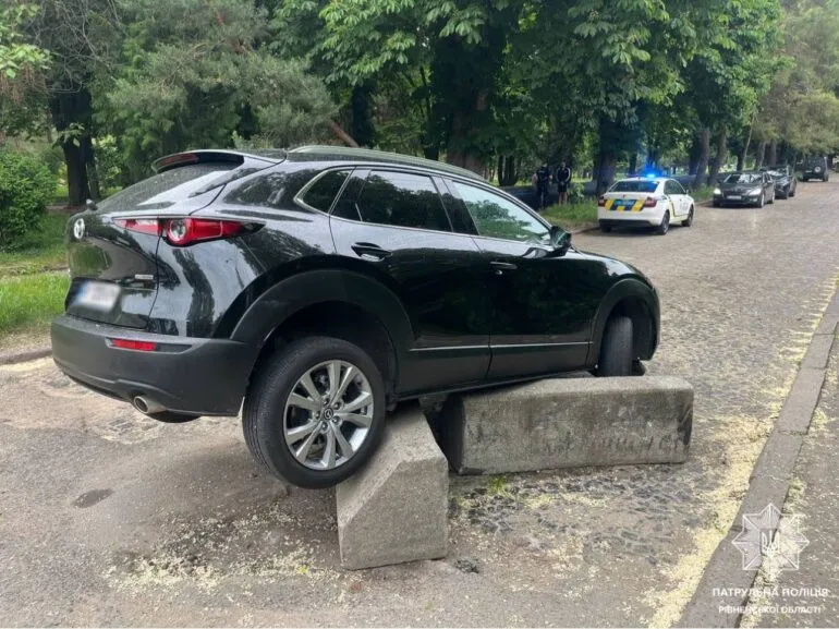 У Рівному водійка позашляховика наїхала на бордюрний камінь