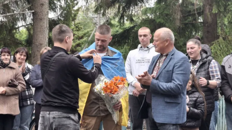 У громаді на Рівненщині зустріли воїна, який повернувся додому з російського полону