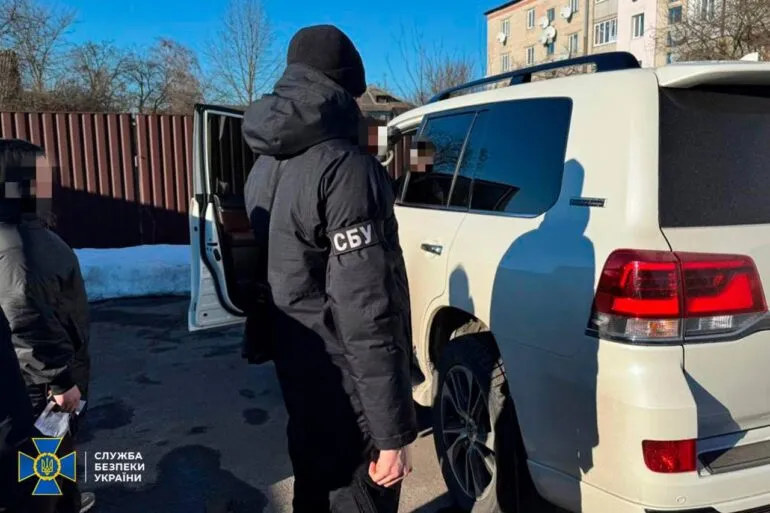 На Рівненщині затримали посадовицю медзакладу та її колишнього чоловіка, які видавали фейкові документи для відстрочки