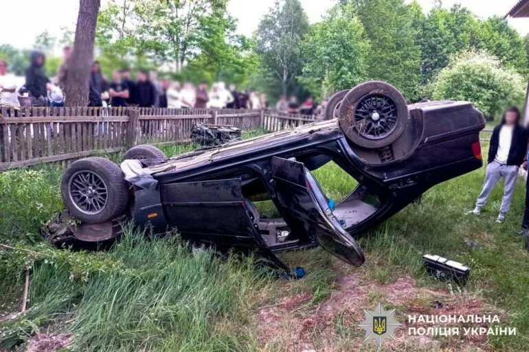 На Рівненщині неповнолітня водійка злетіла з траси та перекинулась