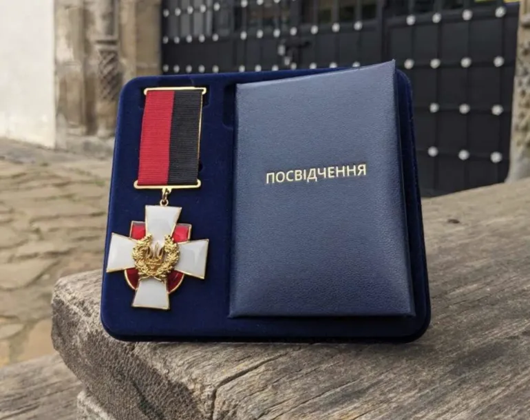 До колекції Острозького замку передали сигнальний екземпляр Хреста Клима Савура